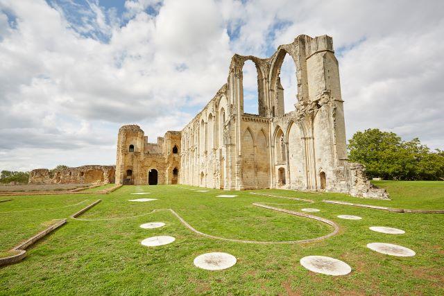 Découvrez l'histoire fascinante des abbayes d'Aliénor d'Aquitaine et Maillezais