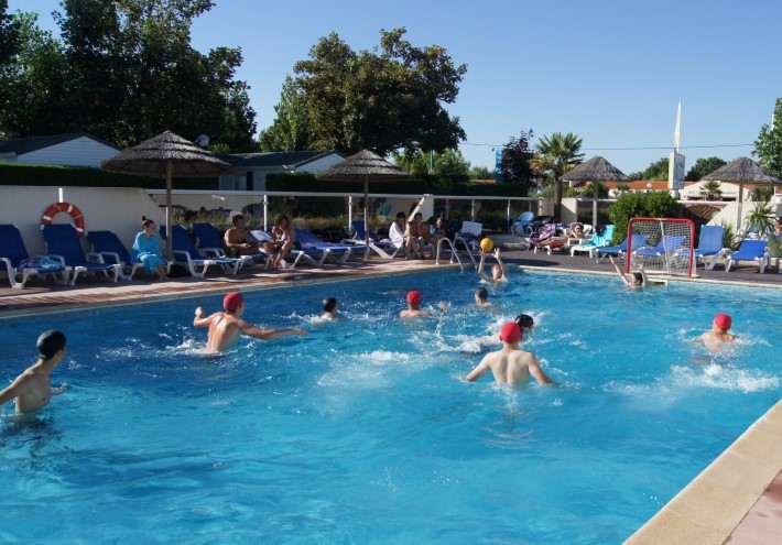 Une partie de waterpolo pendant votre séjour au camping ça vous dit ?