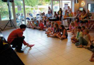 Magie et rires en famille : le spectacle enfants enchante petits et grands