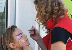 Éclats de couleurs : maquillage et sculptures sur ballons pour des enfants rayonnants.