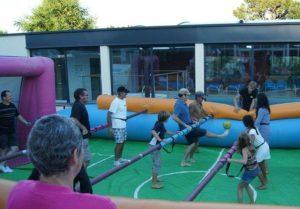 baby foot gonflable : des heures de fun entre amis. Idéal pour créer des compétitions sportives.