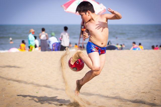 Foot'Océane : le plus grand tournoi de jeunes footballeurs sur la plage de Saint-Jean-de-Monts.