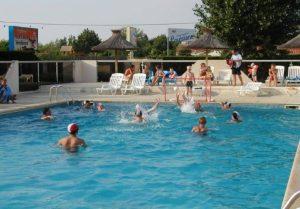 Camping Vendée : Activité Water-polo - Suivez notre animateur en famille pour une partie de Water-polo.