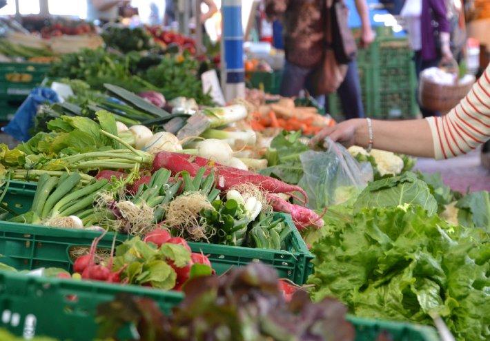 Rencontrez les producteurs locaux et dégustez les saveurs du terroir.