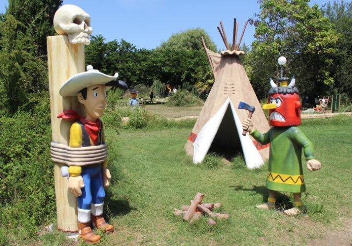 Les enfants s'amusent au mini-golf dans un décor enchanteur inspiré de Lucky Luke et de la vie sauvage du marais.