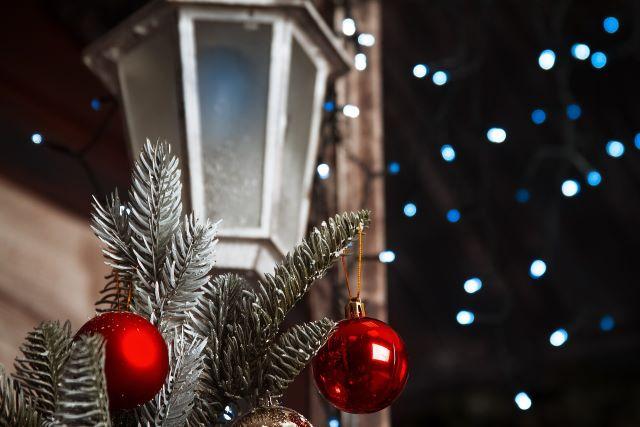 Célébration joyeuse de Noël à Saint-Jean-de-Monts, illuminations, animations et traditions festives.