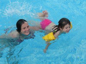 Vacancières dans la piscine