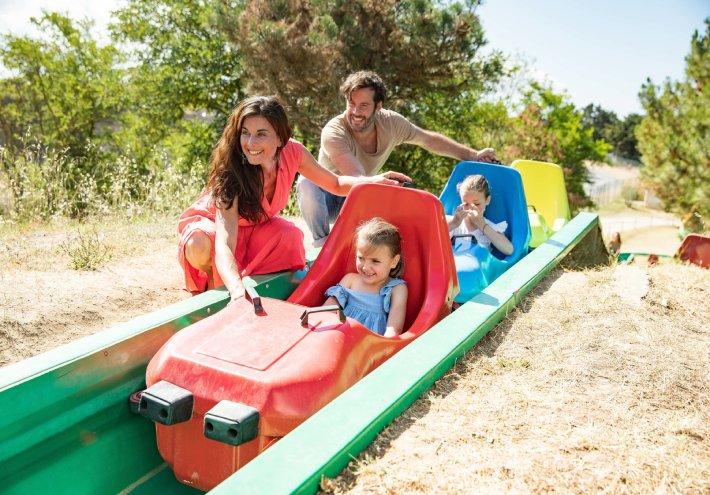 Parc des Dunes à Brem-sur-Mer : toboggans aquatiques, karts à pédales, trampolines gonflables, mini-golf et piste de luges.