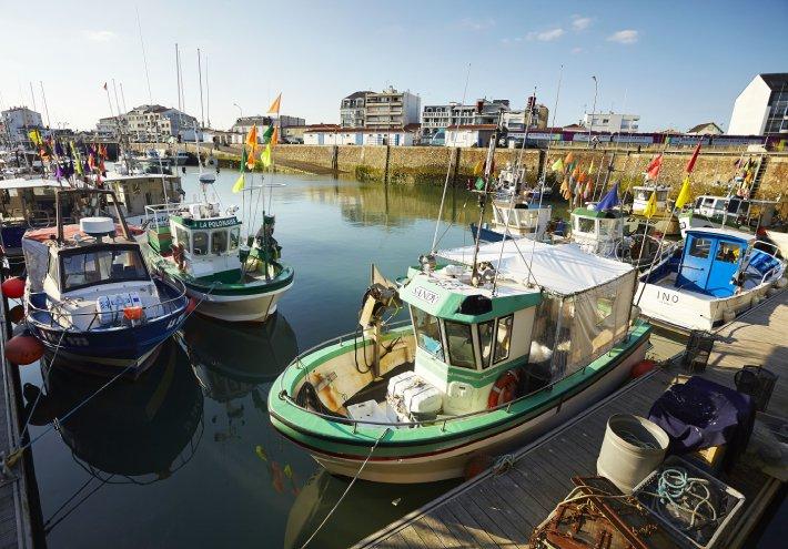 Le Port de Saint-Gilles-Croix-de-Vie, à 20 km de notre camping à St Jean de Monts, offre une atmosphère pittoresque et des quais animés.