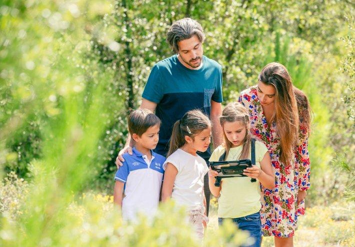 Transformez votre balade en aventure familiale avec 5 circuits scénarisés de l'Office de Tourisme de Saint Jean de Monts.