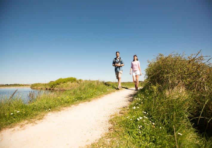 À pied dans la nature : découvrez les 120 km de sentiers de Saint Jean de Monts, une aventure entre patrimoine et nature.