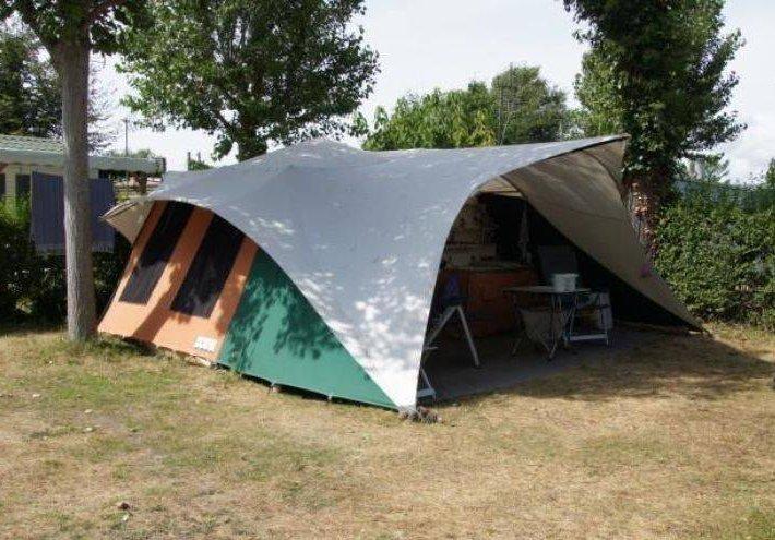 Les campeurs ont monté leur tente au camping, près de la plage de Saint Jean de Monts